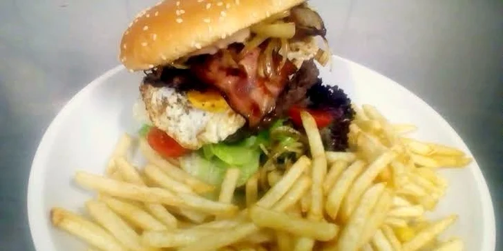 Burger podle výběru z 6 variant a hranolky nebo salát z restaurace Rugby na odnos nebo rozvoz