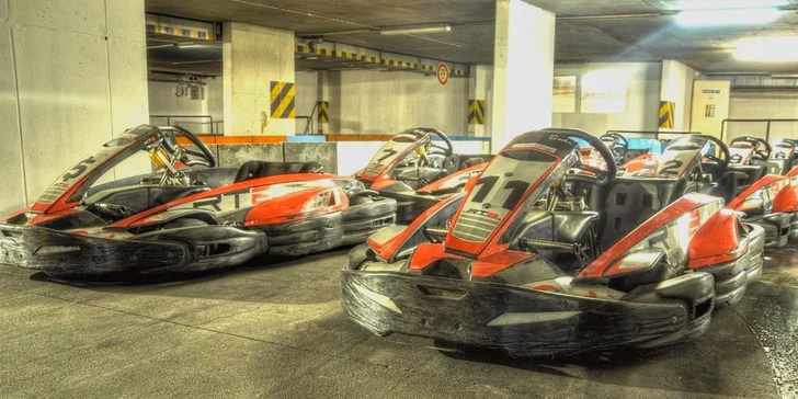 10minutová jízda v motokáře na nejdelší indoor trati v Brně