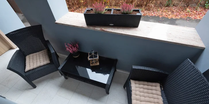 K apartmánu patří i balkonek s posezením. Na něm můžete vychládat po saunování. 
