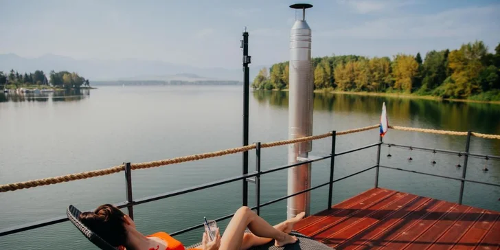 Sluňte se na terase a třeba i skočte do vody. 