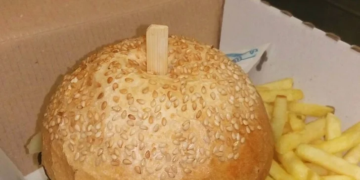Dva naducané burgery dle výběru, příloha a rozvoz