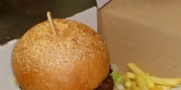 Dva naducané burgery dle výběru, příloha a rozvoz