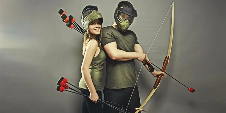 Dobrodružná bitva s luky a šípy ve vychytaném outdoorovém areálu