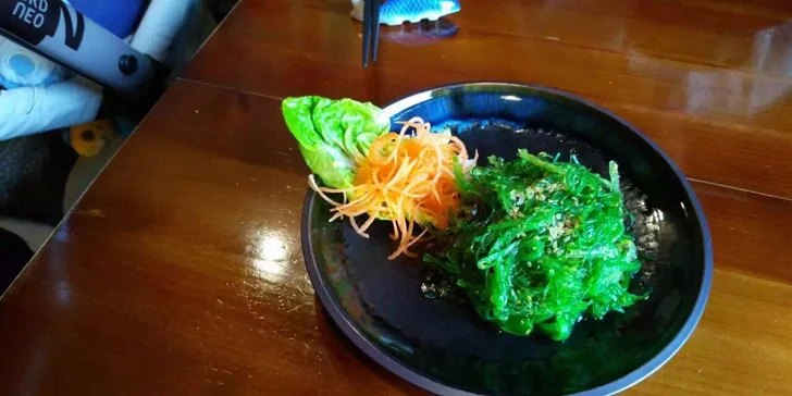Úžasné sushi menu Engawa Bridge a smažené závitky v centru Prahy