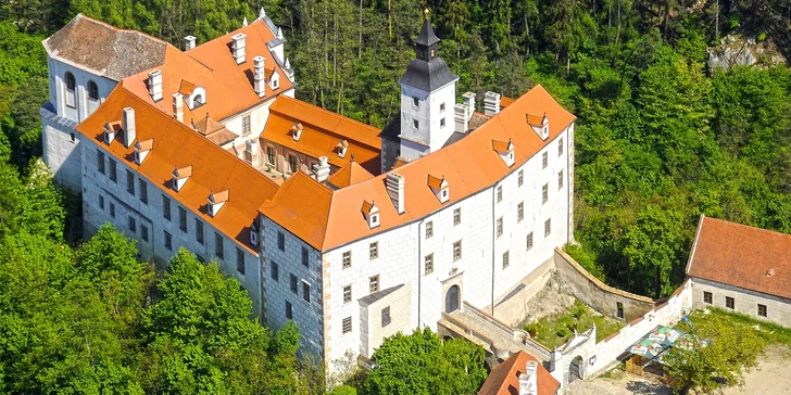 Vstupy pro dva i rodinu do muzea, zámecké zahrady a labyrintu v Jevišovicích