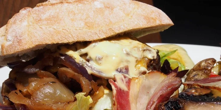 Dva šťavnaté burgery s hovězím z farmy a dalšími dobrotami