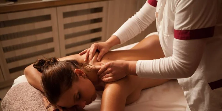 Podzim v designovém resortu v Krkonoších: polopenze, wellness i vstup na driving
