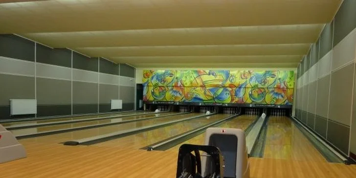 S partou za zábavou: 1 hodina bowlingu a šunková pizza až pro 6 osob
