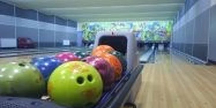 Dvě hodiny bowlingu včetně zapůjčení obuvi až pro 6 koulařů