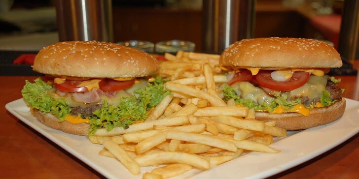 Dva naducané hovězí burgery s hranolky v Clubu Nirvana