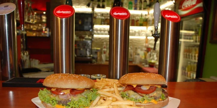 Dva naducané hovězí burgery a hranolky v Clubu Nirvana