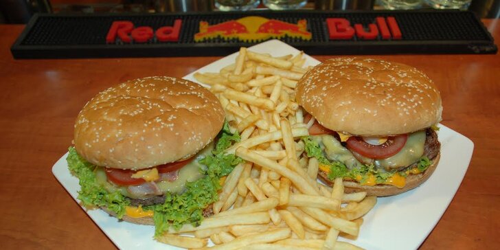 Dva naducané hovězí burgery s hranolky v Clubu Nirvana