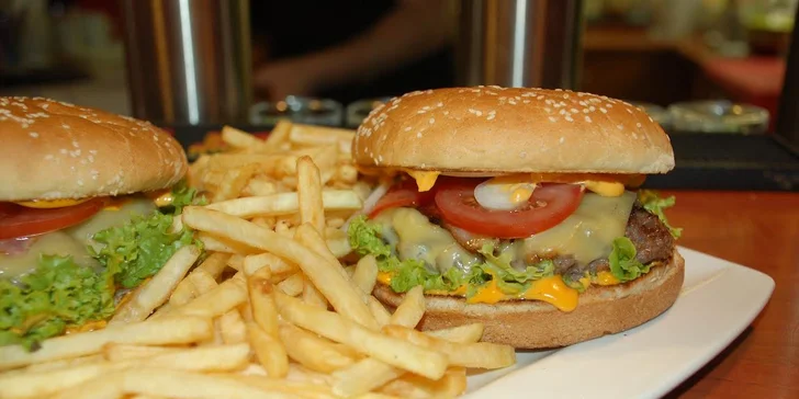 Dva naducané hovězí burgery a hranolky v Clubu Nirvana