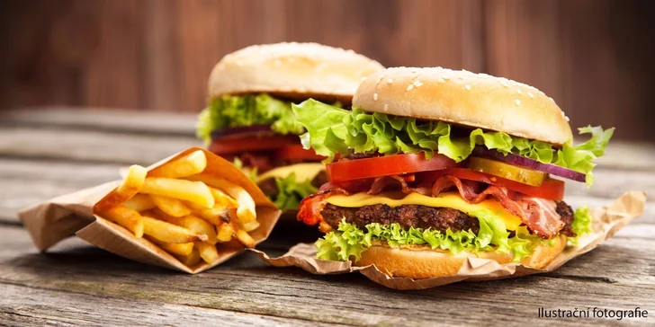 Dva naducané hovězí burgery s hranolky v Clubu Nirvana