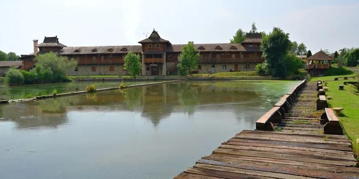 Minigolf kousek od Prahy: 80 minut zábavy pro 2 dospělé i rodiny s dětmi