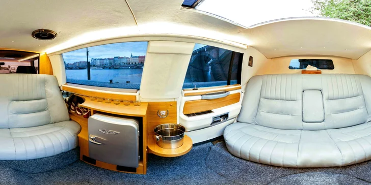 Luxus na čtyřech kolech: Minibar, špičkové stereo a pořádná dávka frajeřiny