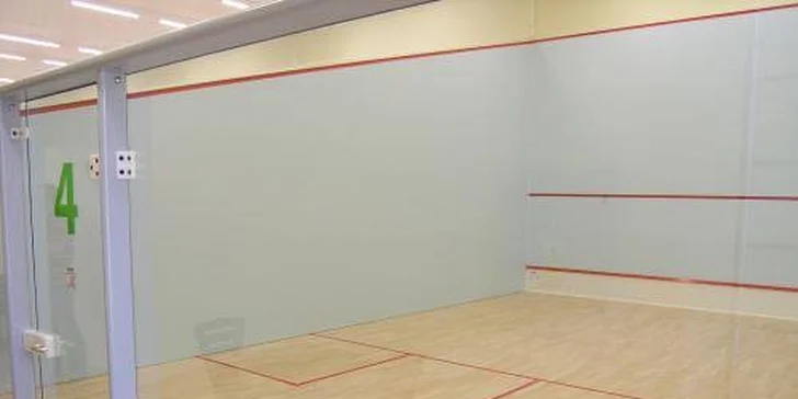 Hodinka dynamického squashe s následným relaxem ve wellness nebo bez