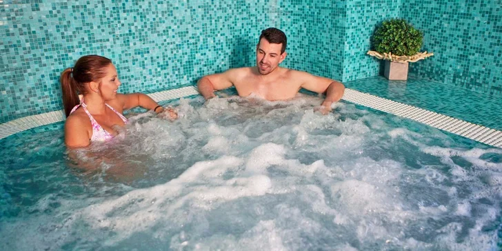 Podzim v designovém resortu v Krkonoších: polopenze, wellness i vstup na driving