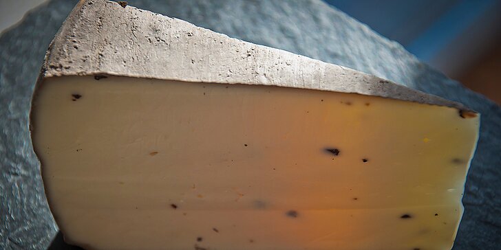 100 g sýru gouda s kousky pravých černých lanýžů