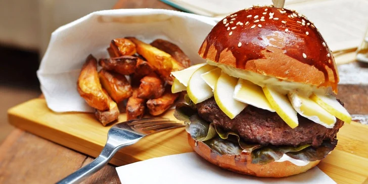 Bohaté burger menu v srdci Karlína včetně domácích hranolků a tatarky