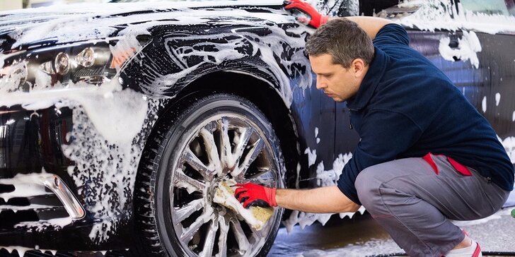 Precizní ruční mytí automobilu včetně interiéru a leštění oken