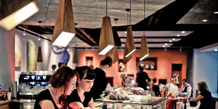 Káva a dort v kavárně a galerii Art-n-Coffee vyzdobené africkým uměním