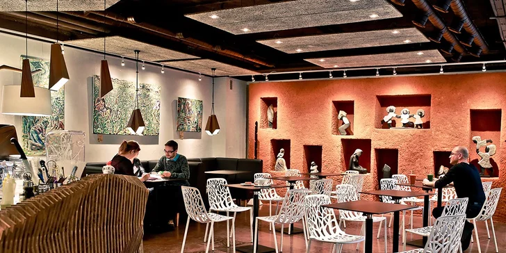 Káva a dort v kavárně a galerii Art-n-Coffee vyzdobené africkým uměním