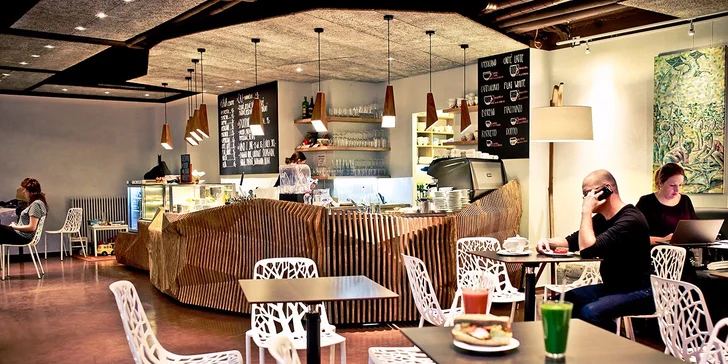 Káva a dort v kavárně a galerii Art-n-Coffee vyzdobené africkým uměním