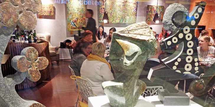 Káva a dort v kavárně a galerii Art-n-Coffee vyzdobené africkým uměním