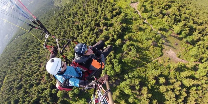 Adrenalin v oblacích: tandemový let se špetkou akrobacie i možnost tréninku