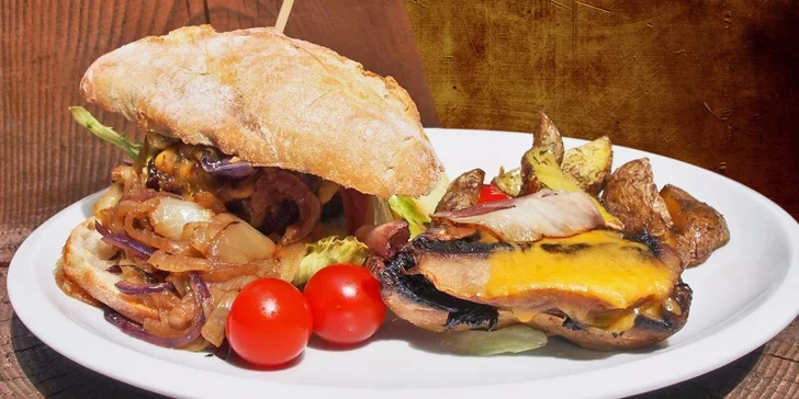 Dva šťavnaté burgery s hovězím z farmy a dalšími dobrotami