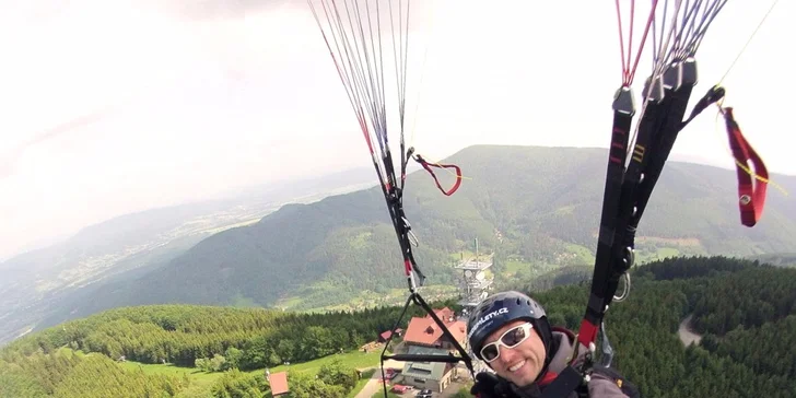 Adrenalin v oblacích: Tandemový let se špetkou akrobacie