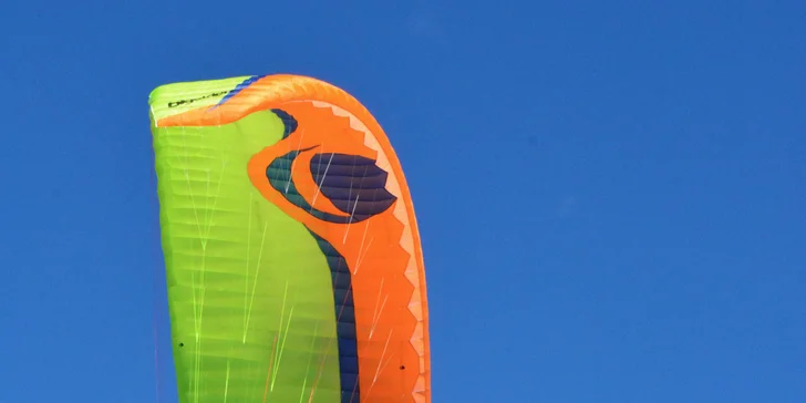 Adrenalin v oblacích: Tandemový let se špetkou akrobacie