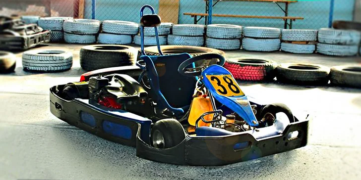 Posilněte se energy drinkem a rozjeďte to v nadupané motokáře