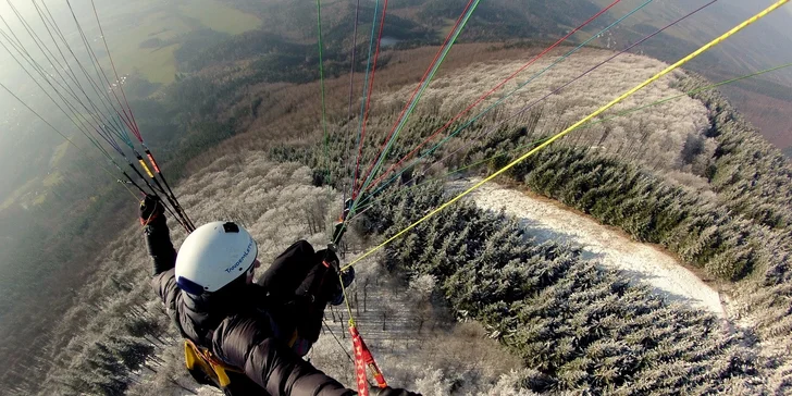 Adrenalin v oblacích: Tandemový let se špetkou akrobacie