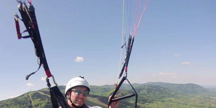 Adrenalin v oblacích: Tandemový let se špetkou akrobacie