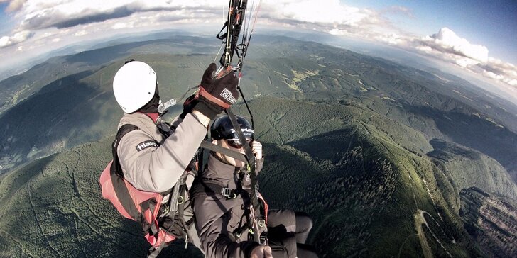 Adrenalin v oblacích: paraglidingový tandemový let se špetkou akrobacie