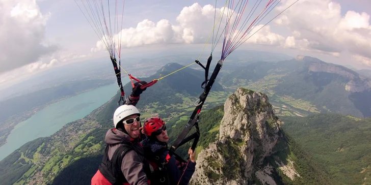 Adrenalin v oblacích: paraglidingový tandemový let se špetkou akrobacie