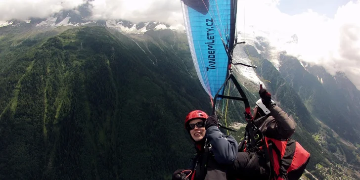 Adrenalin v oblacích: Tandemový let se špetkou akrobacie