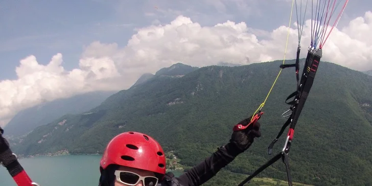 Adrenalin v oblacích: paraglidingový tandemový let se špetkou akrobacie