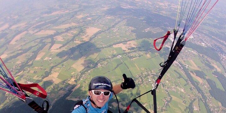 Adrenalin v oblacích: paraglidingový tandemový let se špetkou akrobacie