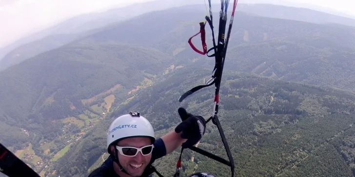 Adrenalin v oblacích: Tandemový let se špetkou akrobacie