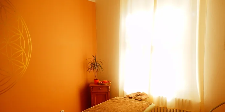 Příjemná relaxační masáž zad a šíje masážním olejem Devatero kvítí