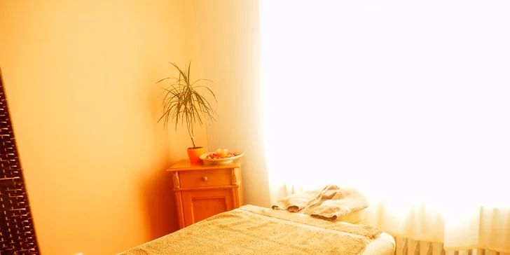 Příjemná relaxační masáž zad a šíje masážním olejem Devatero kvítí
