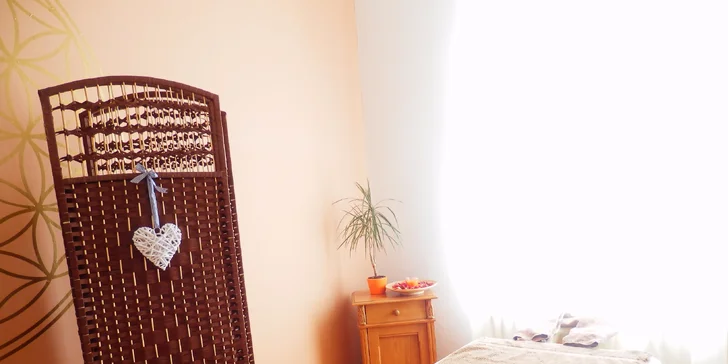 Příjemná relaxační masáž zad a šíje masážním olejem Devatero kvítí