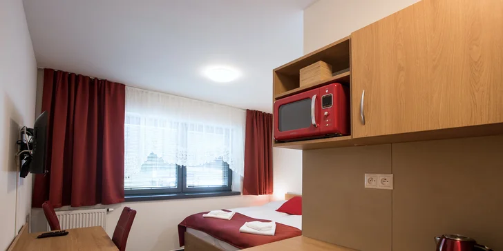 Každá izba má kúpeľňu so sprchou a toaletou, TV, chladničku, mikrovlnku a set na prípravu kávy a čaju.