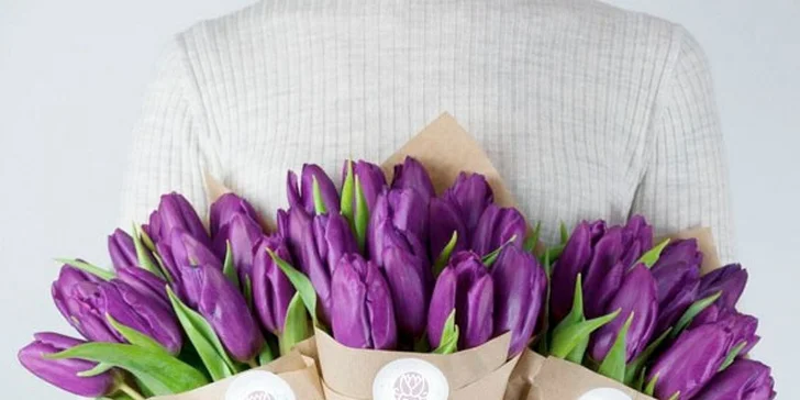Jarní pugét 15 holandských tulipánů – 5 barev na výběr