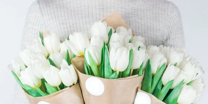 Jarní pugét 15 holandských tulipánů – 5 barev na výběr
