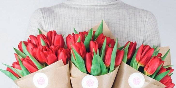 Jarní pugét 15 holandských tulipánů – 5 barev na výběr