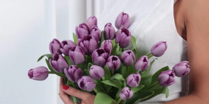Jarní pugét 15 holandských tulipánů – 5 barev na výběr